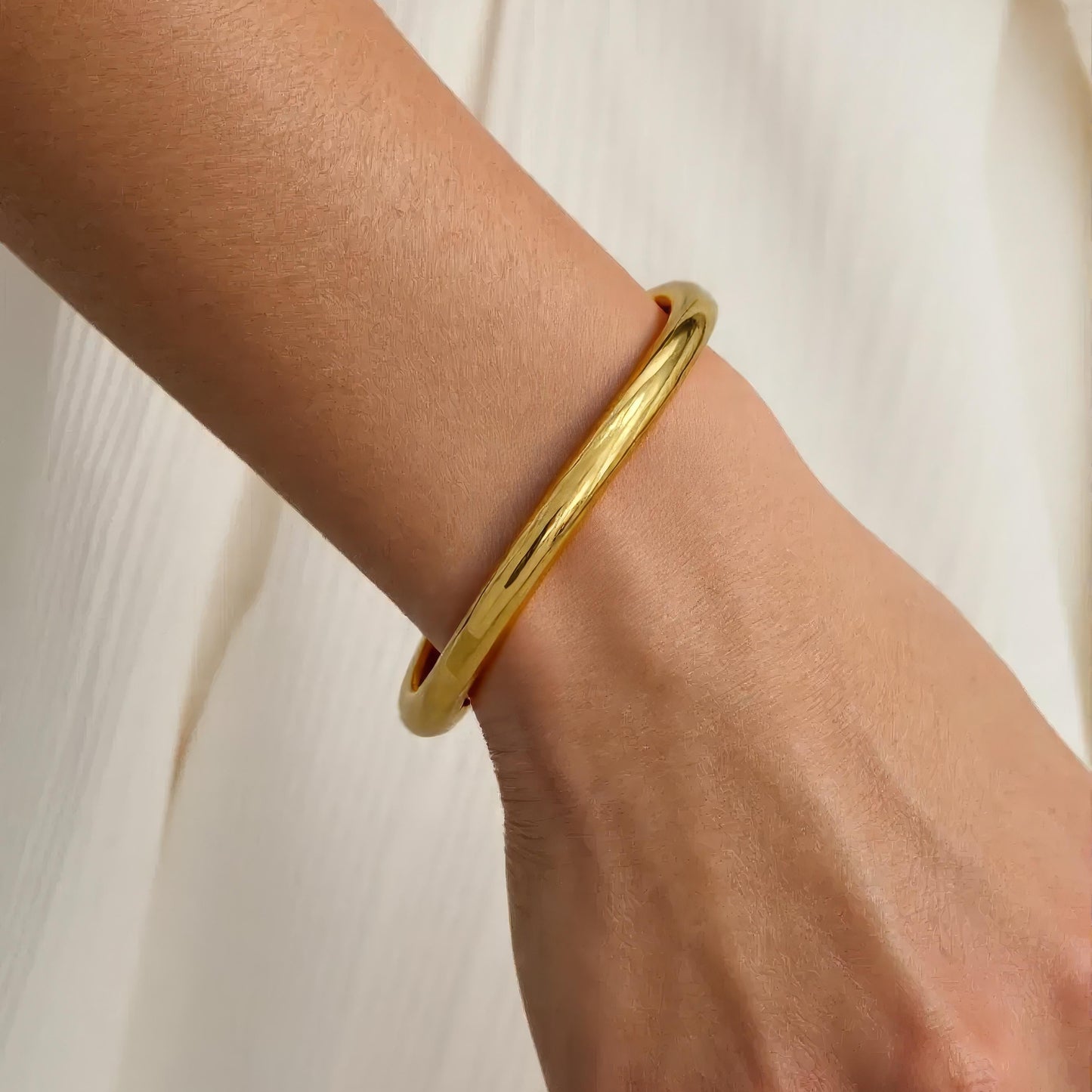 Lottie Ann Round Clasp 18k Gold Plated Bangle Bracelet